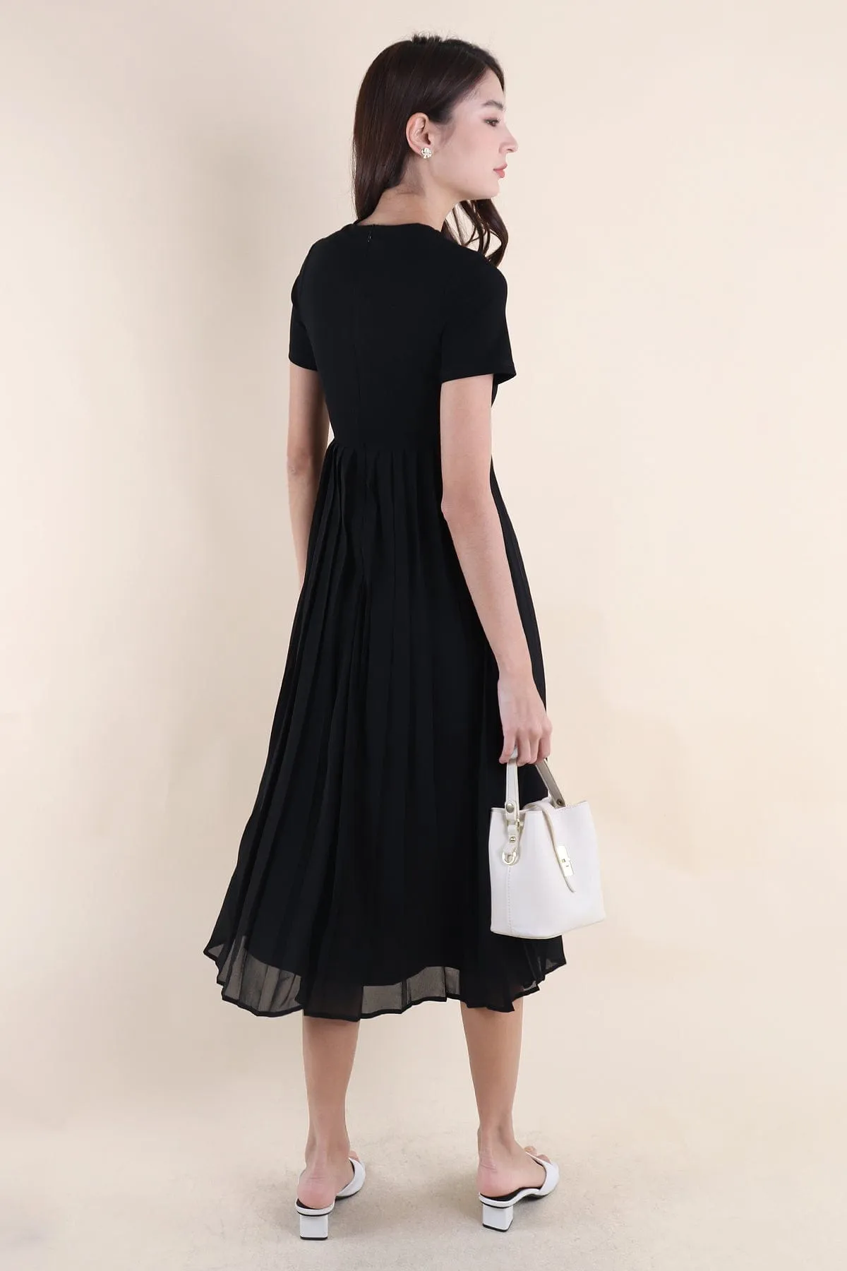 ADISON PLEATS MIDAXI DRESS IN BLACK