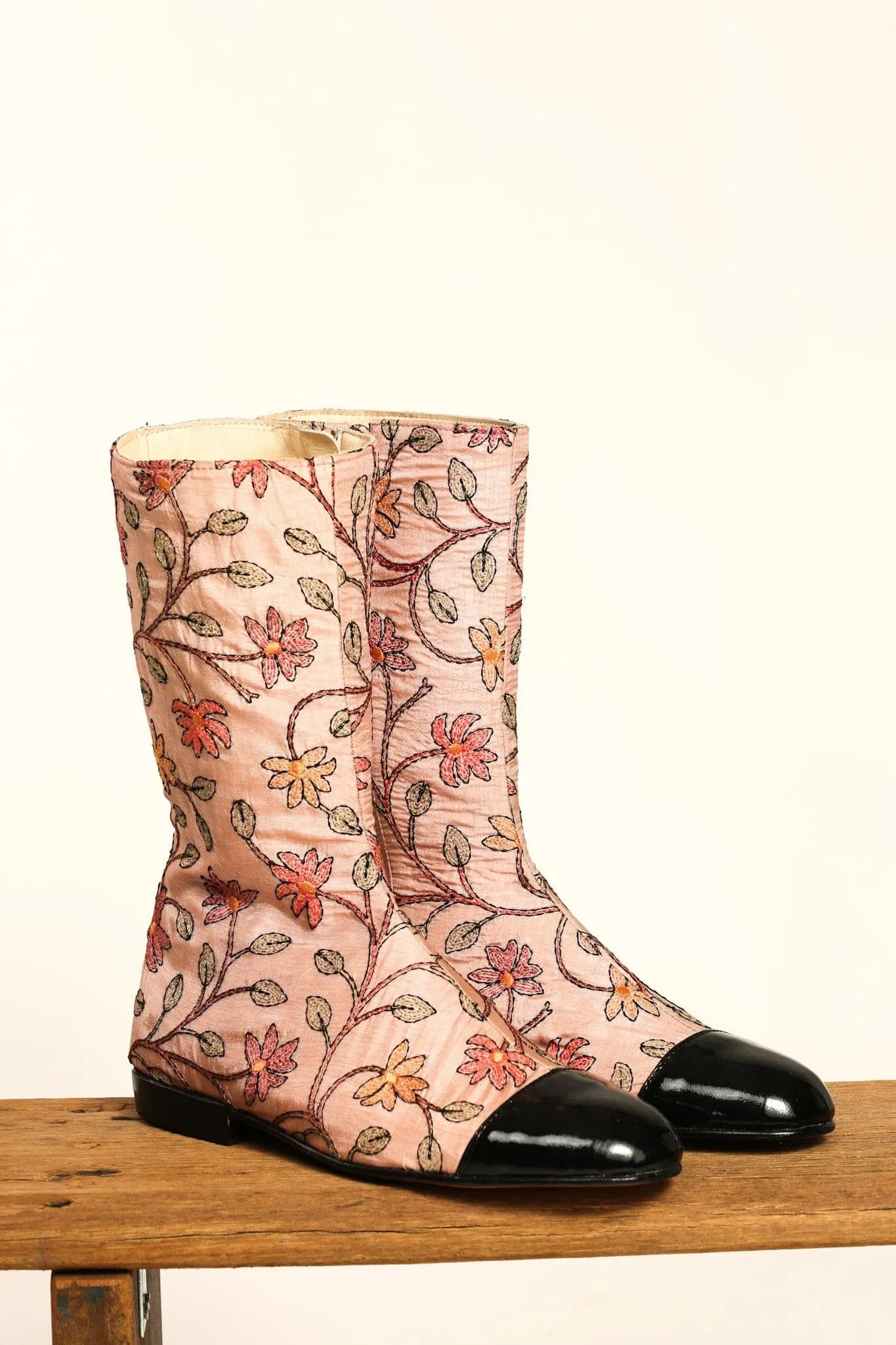 EMBROIDERED BOOTS BLACK CAP ARIELI