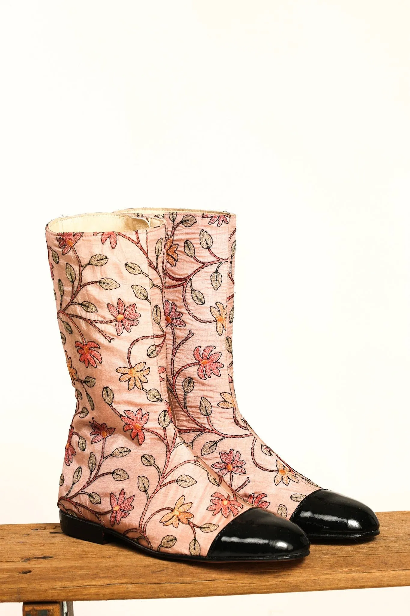 EMBROIDERED BOOTS BLACK CAP ARIELI