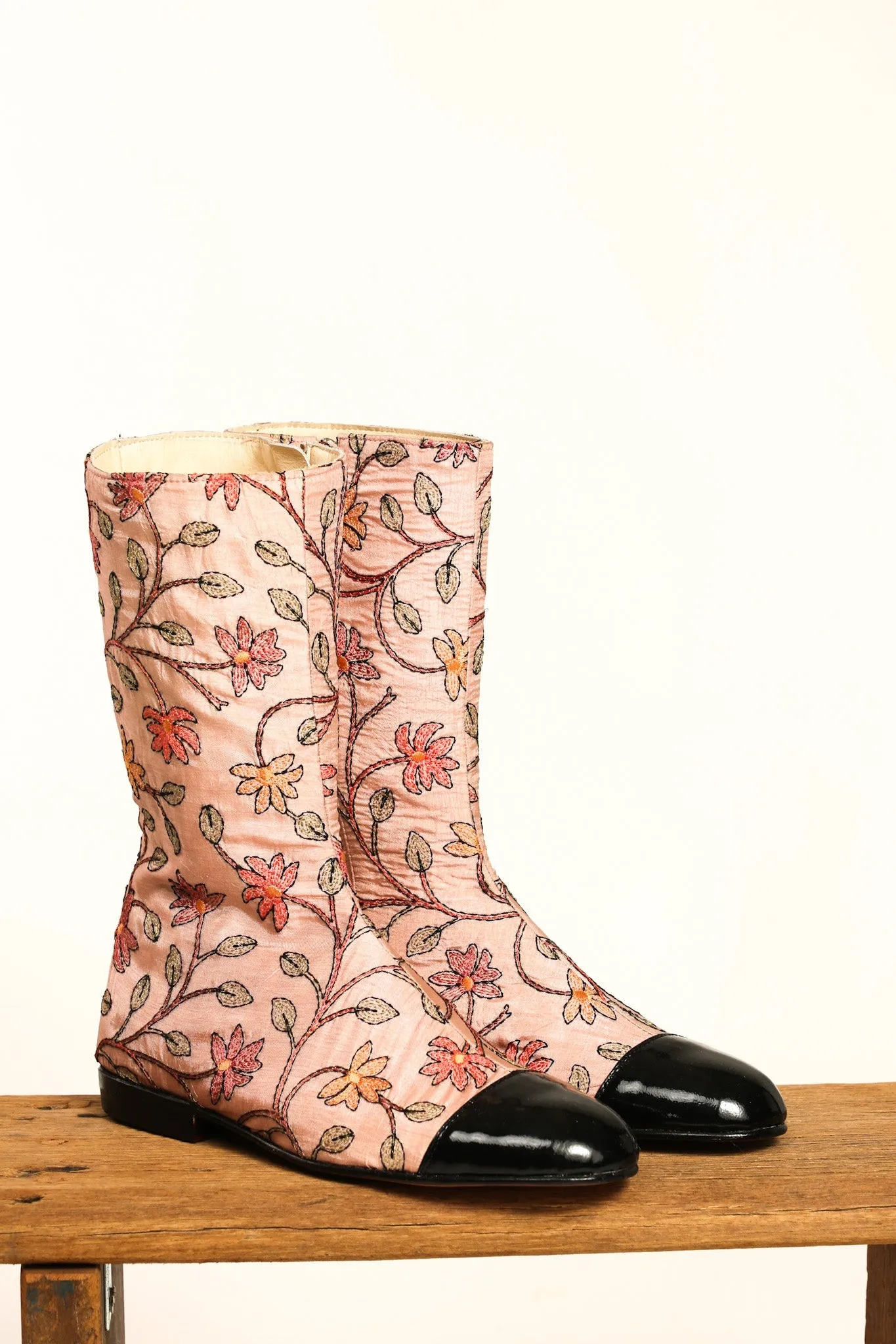 EMBROIDERED BOOTS BLACK CAP ARIELI